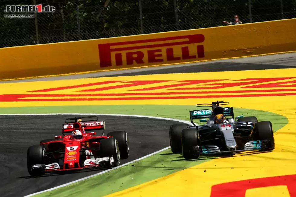 Foto zur News: Sebastian Vettel (Ferrari) und Lewis Hamilton (Mercedes)