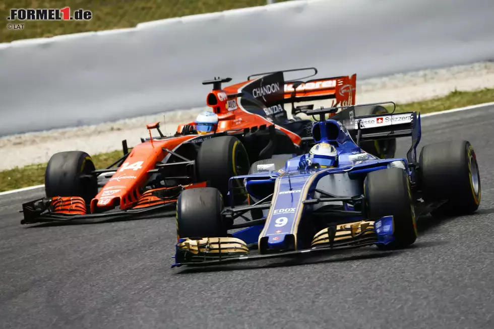 Foto zur News: Marcus Ericsson (Sauber) und Fernando Alonso (McLaren)