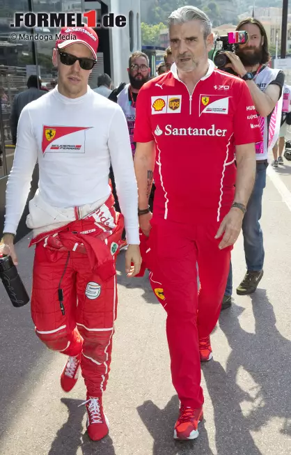 Foto zur News: Maurizio Arrivabene und Sebastian Vettel (Ferrari)