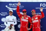 Foto zur News: Valtteri Bottas (Mercedes), Sebastian Vettel (Ferrari) und Kimi Räikkönen (Ferrari)