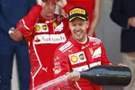 Foto zur News: Sebastian Vettel (Ferrari) und Kimi Räikkönen (Ferrari)