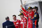 Foto zur News: Sebastian Vettel (Ferrari), Kimi Räikkönen (Ferrari) und Daniel Ricciardo (Red Bull)