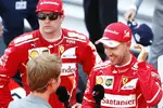 Foto zur News: Nico Rosberg, Sebastian Vettel (Ferrari) und Kimi Räikkönen (Ferrari)