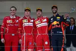 Foto zur News: Sebastian Vettel (Ferrari), Kimi Räikkönen (Ferrari) und Daniel Ricciardo (Red Bull)