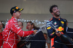 Foto zur News: Sebastian Vettel (Ferrari) und Daniel Ricciardo (Red Bull)