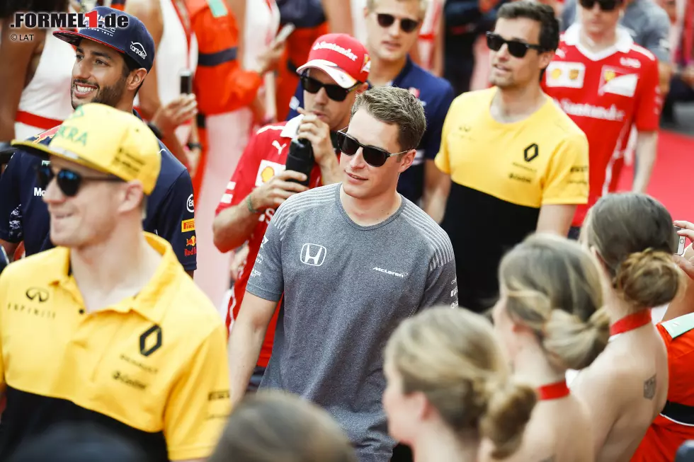 Foto zur News: Nico Hülkenberg (Renault), Stoffel Vandoorne (McLaren) und Jolyon Palmer (Renault)