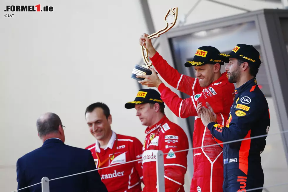 Foto zur News: Sebastian Vettel (Ferrari), Kimi Räikkönen (Ferrari) und Daniel Ricciardo (Red Bull)