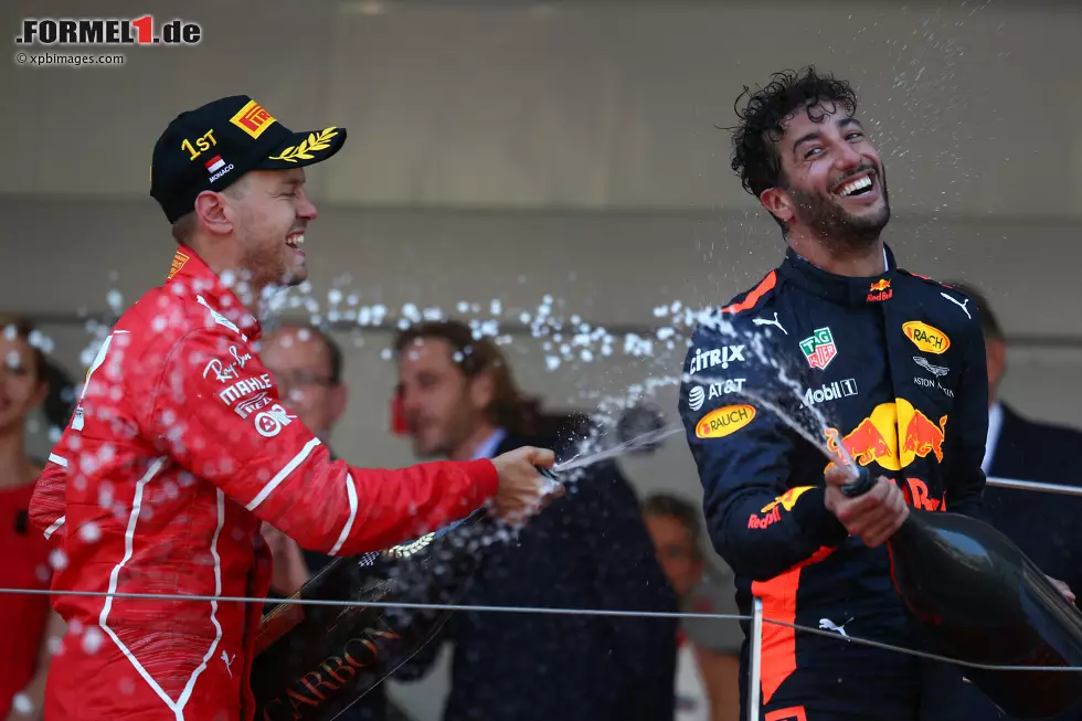 Foto zur News: Sebastian Vettel (Ferrari) und Daniel Ricciardo (Red Bull)