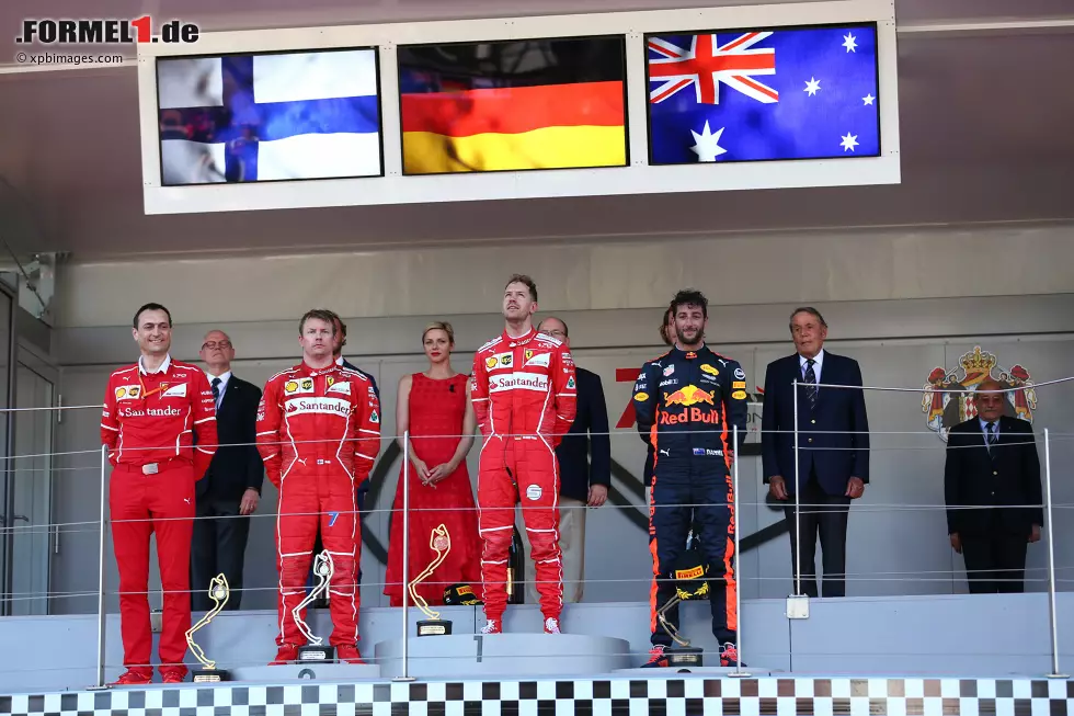 Foto zur News: Sebastian Vettel (Ferrari), Kimi Räikkönen (Ferrari) und Daniel Ricciardo (Red Bull)