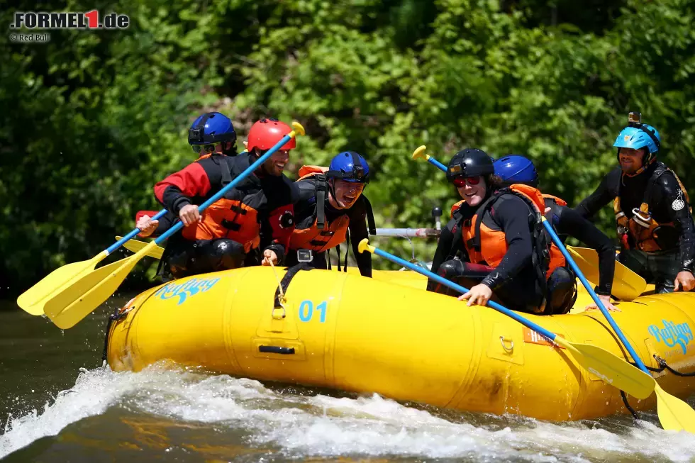 Foto zur News: Red-Bull-Fahrer beim Rafting