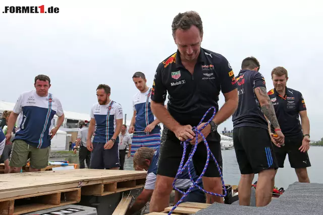 Foto zur News: Ehrensache: Hier packt der Teamchef noch selbst mit an - Christian Horner istder einzige Teamchef, der sich auch aufs Boot traut.