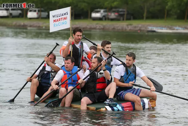 Foto zur News: Sicherheit geht vor: Bei Williams setzte man vorsichtshalber auf Schwimmflügel. "Ich vertraue Red Bull nicht, die haben bestimmt Löcher in unser Boot gebohrt", sagt der Mechaniker.