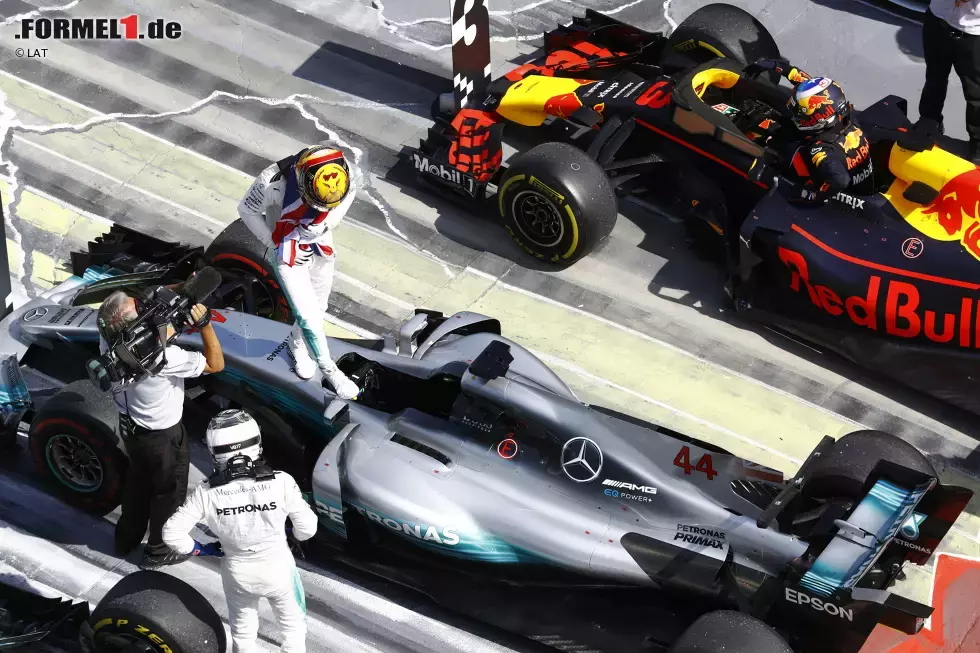 Foto zur News: Lewis Hamilton (Mercedes), Valtteri Bottas (Mercedes) und Daniel Ricciardo (Red Bull)