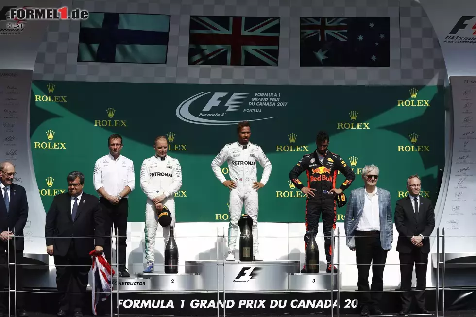 Foto zur News: Lewis Hamilton (Mercedes), Valtteri Bottas (Mercedes) und Daniel Ricciardo (Red Bull)