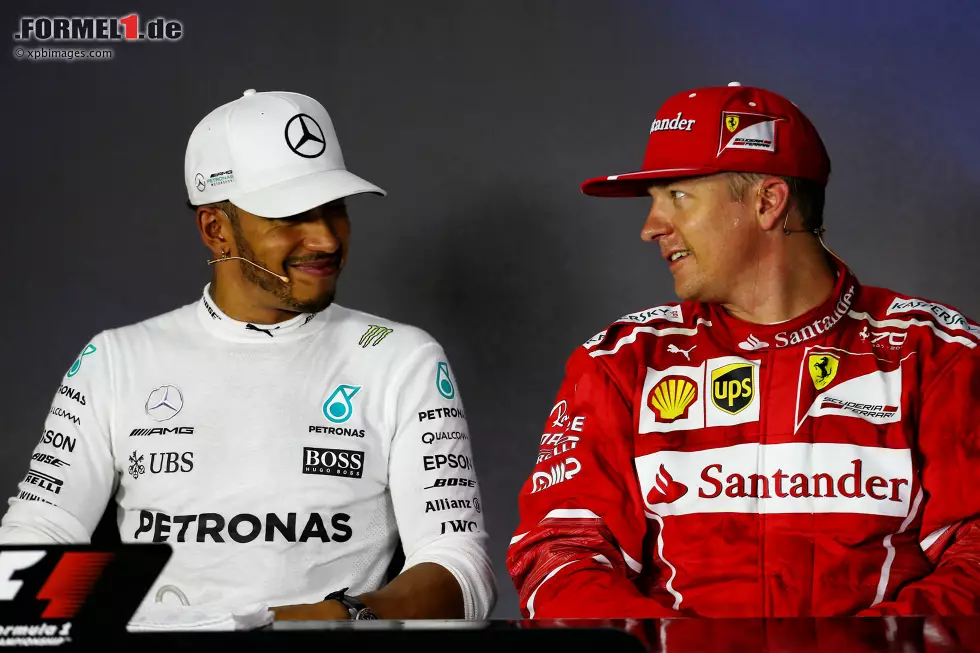 Foto zur News: Lewis Hamilton (Mercedes) und Kimi Räikkönen (Ferrari)