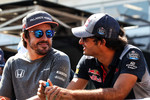 Foto zur News: Fernando Alonso (McLaren) und Carlos Sainz (Toro Rosso)