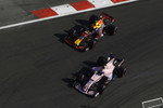 Foto zur News: Sergio Perez (Force India) und Max Verstappen (Red Bull)