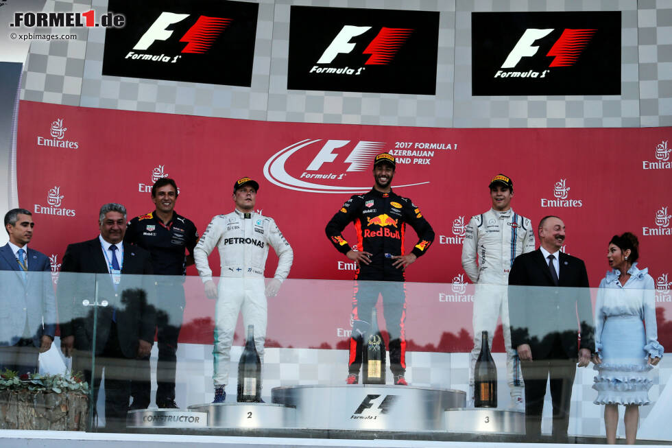 Foto zur News: Valtteri Bottas (Mercedes), Daniel Ricciardo (Red Bull) und Lance Stroll (Williams)