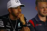 Foto zur News: Lewis Hamilton (Mercedes) und Kevin Magnussen (Haas)