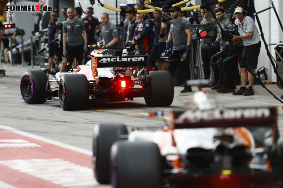 Foto zur News: Stoffel Vandoorne (McLaren) und Fernando Alonso (McLaren)