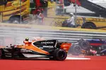 Foto zur News: Stoffel Vandoorne (McLaren), Daniil Kwjat (Toro Rosso) und Fernando Alonso (McLaren)