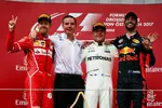 Foto zur News: Sebastian Vettel (Ferrari), Valtteri Bottas (Mercedes) und Daniel Ricciardo (Red Bull)