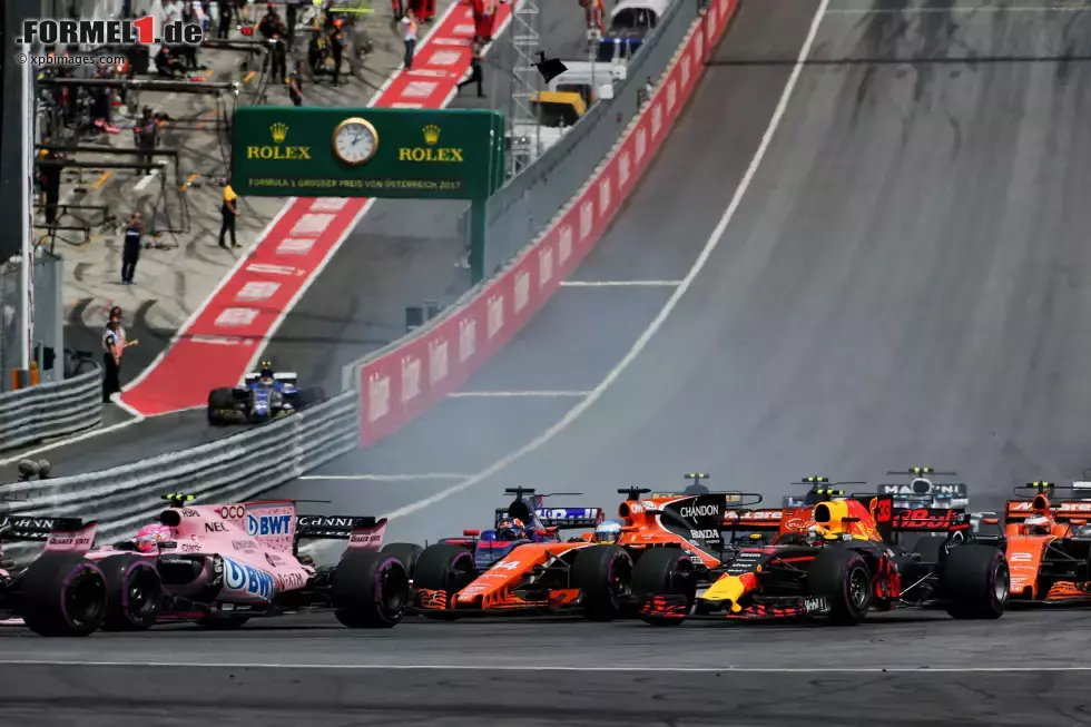 Foto zur News: Daniil Kwjat (Toro Rosso), Carlos Sainz (Toro Rosso) und Max Verstappen (Red Bull)