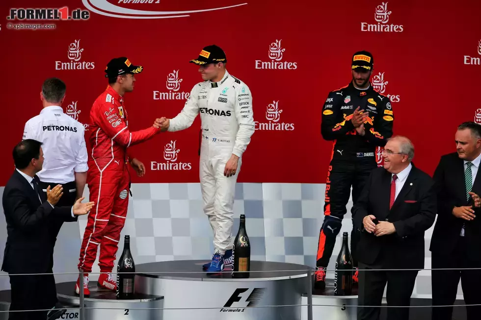 Foto zur News: Sebastian Vettel (Ferrari), Valtteri Bottas (Mercedes) und Daniel Ricciardo (Red Bull)