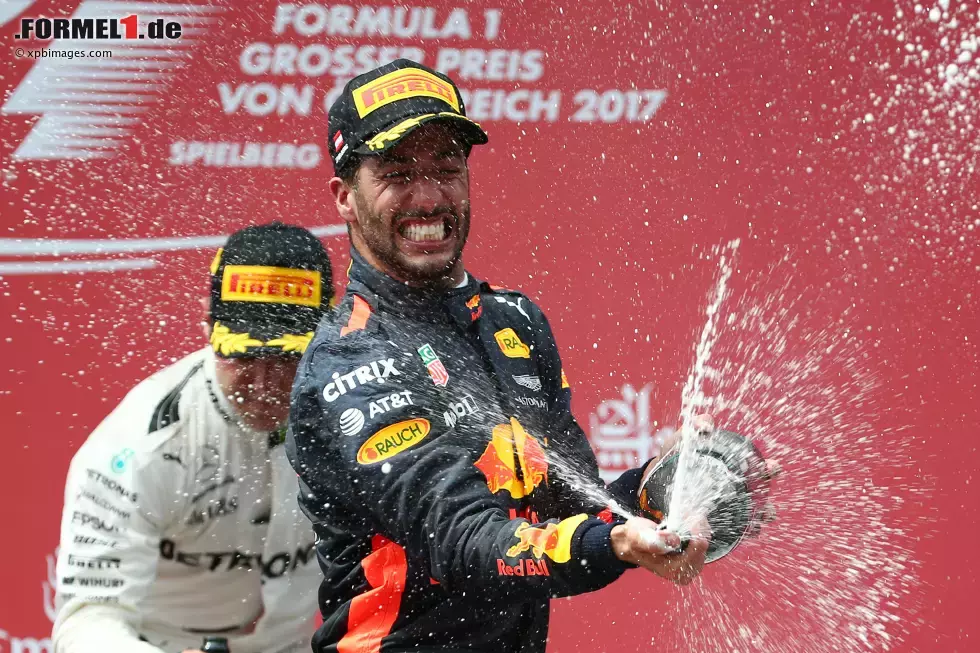 Foto zur News: Valtteri Bottas (Mercedes) und Daniel Ricciardo (Red Bull)