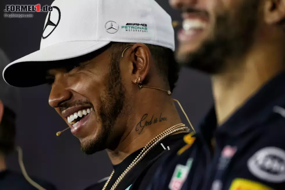 Foto zur News: Lewis Hamilton (Mercedes) und Daniel Ricciardo (Red Bull)