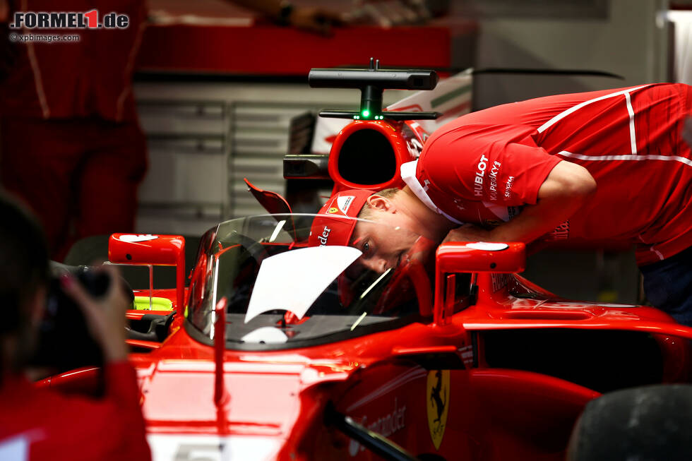 Foto zur News: Kimi Räikkönen checkt gleich die Sicht durch die neue Scheibe.
