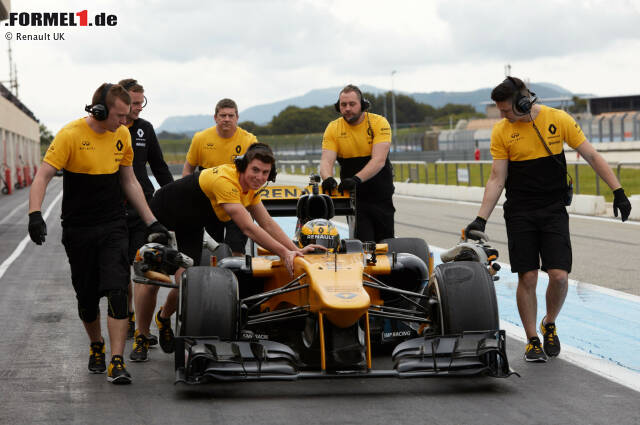 Foto zur News: Von Mechaniker und Technikern gab es für die älteste Frau in einem Formel-1-Wagen viel Applaus