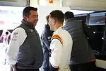 Foto zur News: Eric Boullier und Stoffel Vandoorne (McLaren)