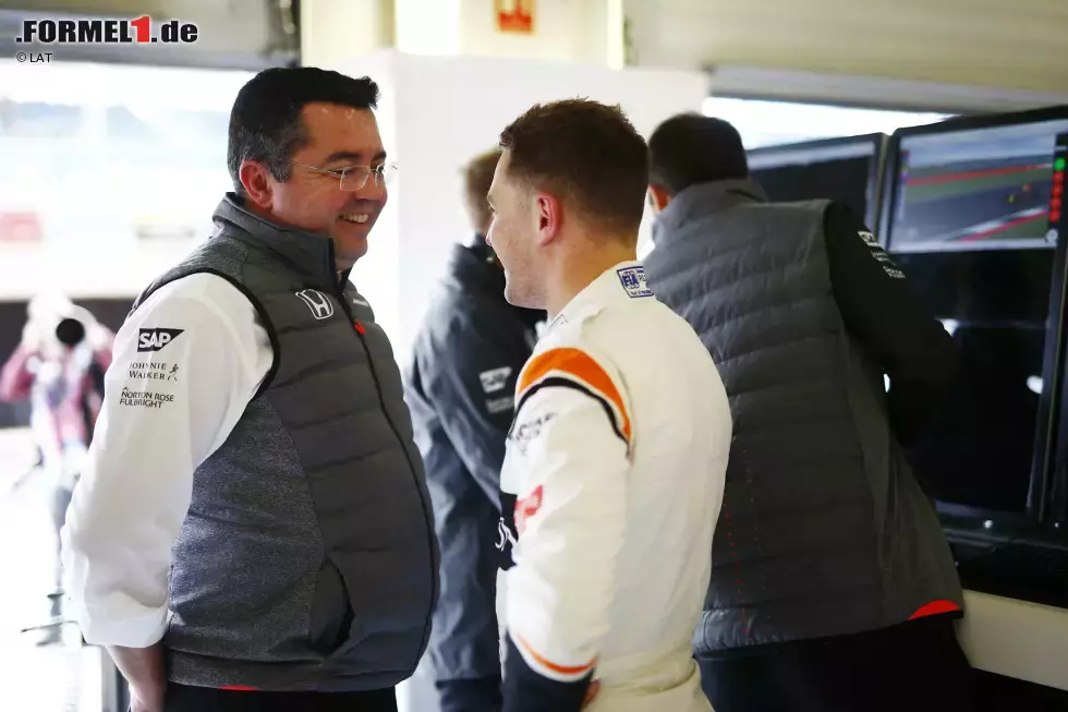 Foto zur News: Eric Boullier und Stoffel Vandoorne (McLaren)