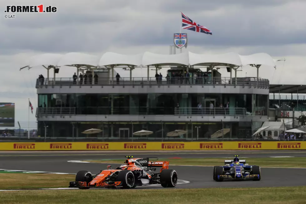 Foto zur News: Stoffel Vandoorne (McLaren) und Pascal Wehrlein (Sauber)