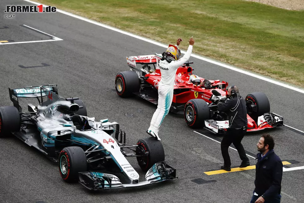 Foto zur News: Lewis Hamilton (Mercedes) und Sebastian Vettel (Ferrari)