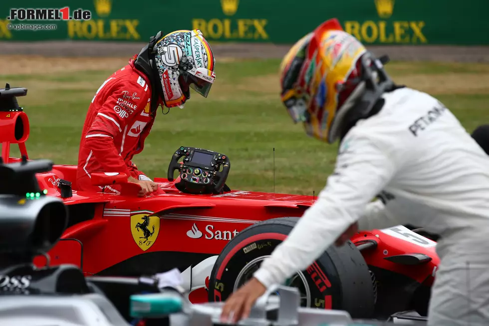 Foto zur News: Sebastian Vettel (Ferrari) und Lewis Hamilton (Mercedes)