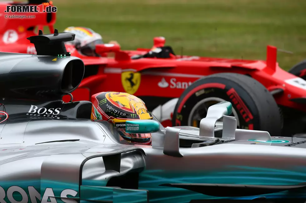 Foto zur News: Sebastian Vettel (Ferrari) und Lewis Hamilton (Mercedes)