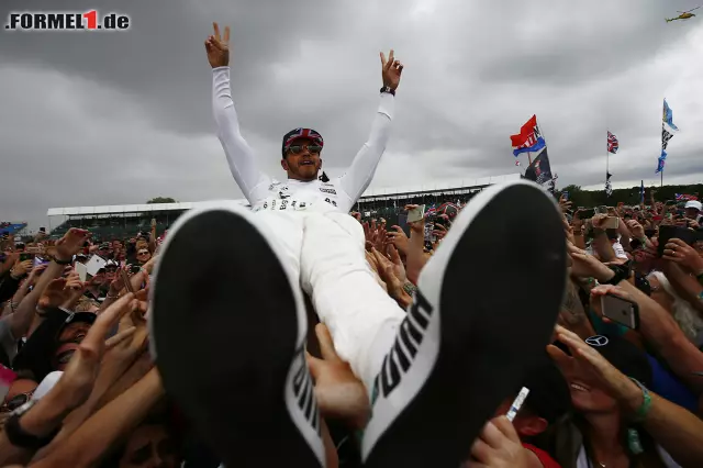 Foto zur News: Wir zeigen dir die besten Jubelbilder des Briten beim Heimspiel in Silverstone.