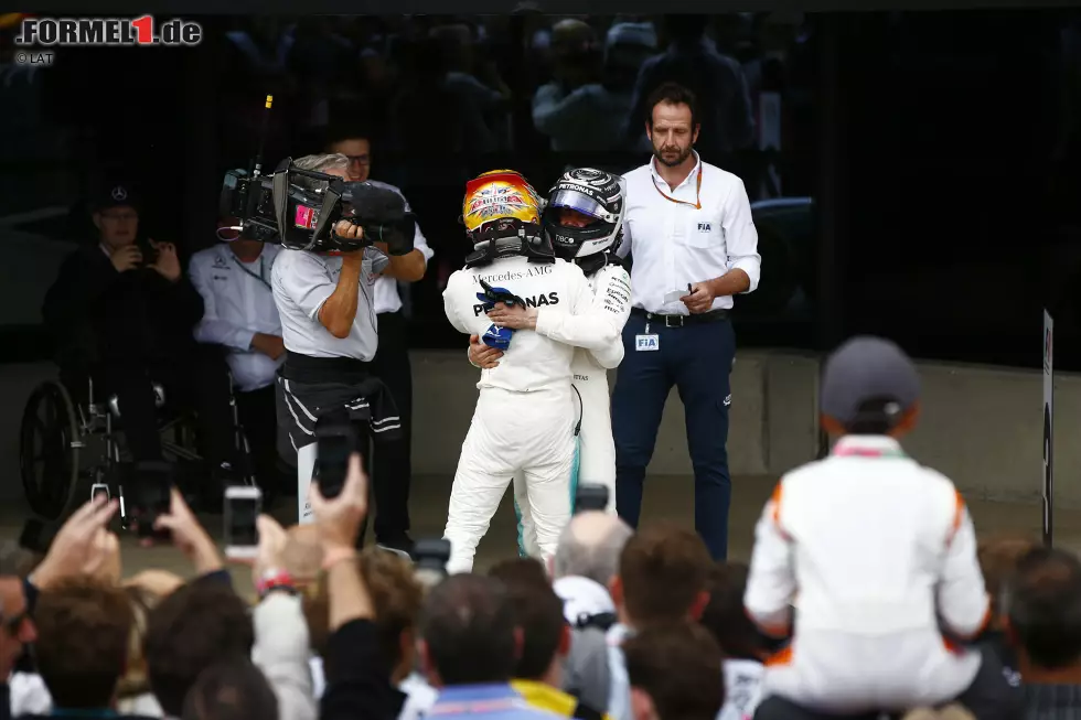 Foto zur News: Lewis Hamilton (Mercedes) und Valtteri Bottas (Mercedes)