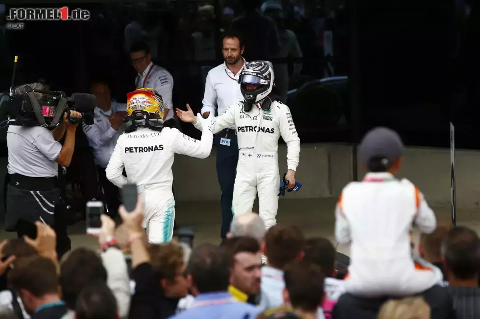 Foto zur News: Lewis Hamilton (Mercedes) und Valtteri Bottas (Mercedes)