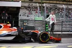 Foto zur News: Kevin Magnussen (Haas) und Stoffel Vandoorne (McLaren)