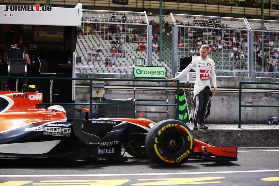 Foto zur News: Kevin Magnussen (Haas) und Stoffel Vandoorne (McLaren)