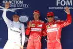 Foto zur News: Sebastian Vettel (Ferrari), Kimi Räikkönen (Ferrari) und Valtteri Bottas (Mercedes)