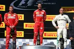 Foto zur News: Sebastian Vettel (Ferrari), Kimi Räikkönen (Ferrari) und Valtteri Bottas (Mercedes)