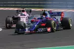 Foto zur News: Carlos Sainz (Toro Rosso) und Sergio Perez (Force India)