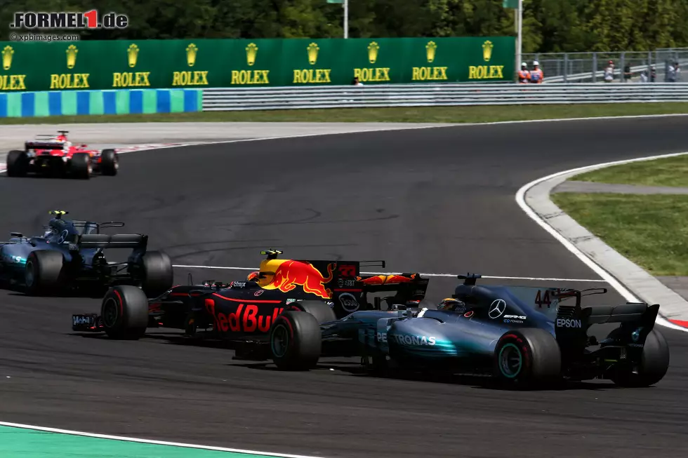 Foto zur News: Max Verstappen (Red Bull) und Lewis Hamilton (Mercedes)