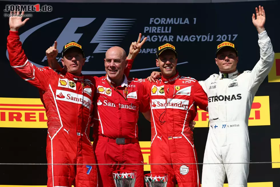 Foto zur News: Kimi Räikkönen (Ferrari), Jock Clear, Sebastian Vettel (Ferrari) und Valtteri Bottas (Mercedes)