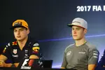 Foto zur News: Max Verstappen (Red Bull) und Stoffel Vandoorne (McLaren)