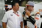 Foto zur News: Zak Brown und Stoffel Vandoorne (McLaren)